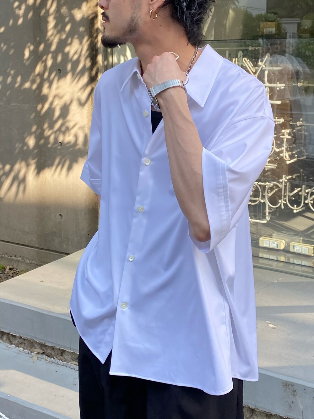 ホワイト系のシャツ/ブラウス、ブラック系のドレスシューズを着用したメンズの春コーディネートの3枚目の写真