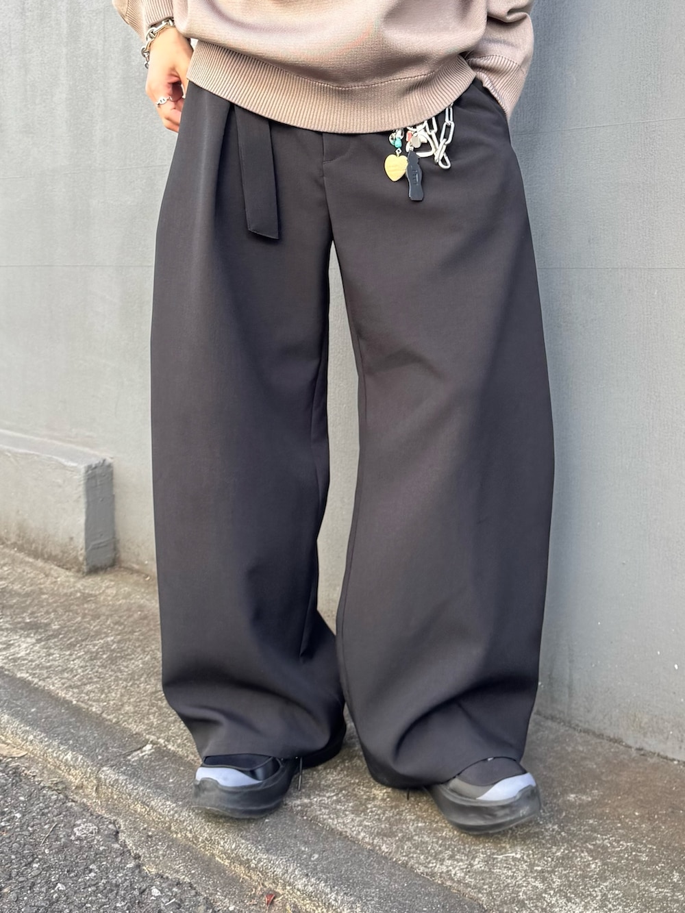 ブラウン系のニット/セーター、ブラック系のその他パンツを着用したメンズの冬コーディネートの7枚目の写真