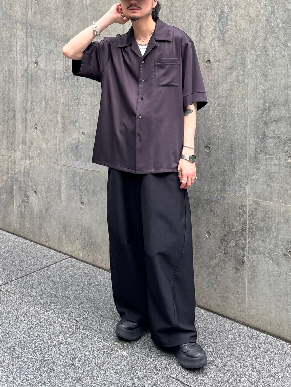 ブラック系のシャツ/ブラウス、ブラック系のスラックスを着用したメンズの夏コーディネートの2枚目の写真