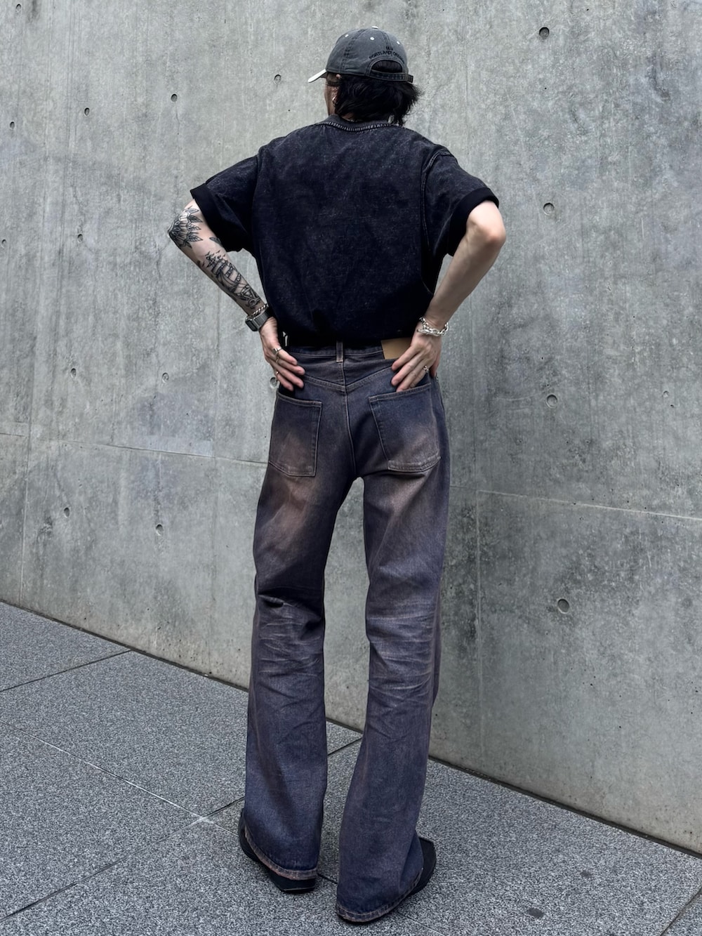ブルー系のデニムパンツ、グレー系のTシャツ/カットソー、シルバー系のキーケース/キーアクセサリーを着用したメンズの夏コーディネートの3枚目の写真