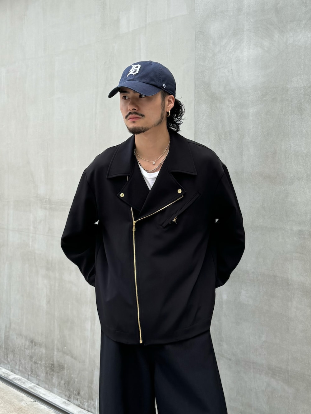 ブラック系のシャツ/ブラウス、ブラック系のパンツを着用したメンズの秋コーディネートの3枚目の写真