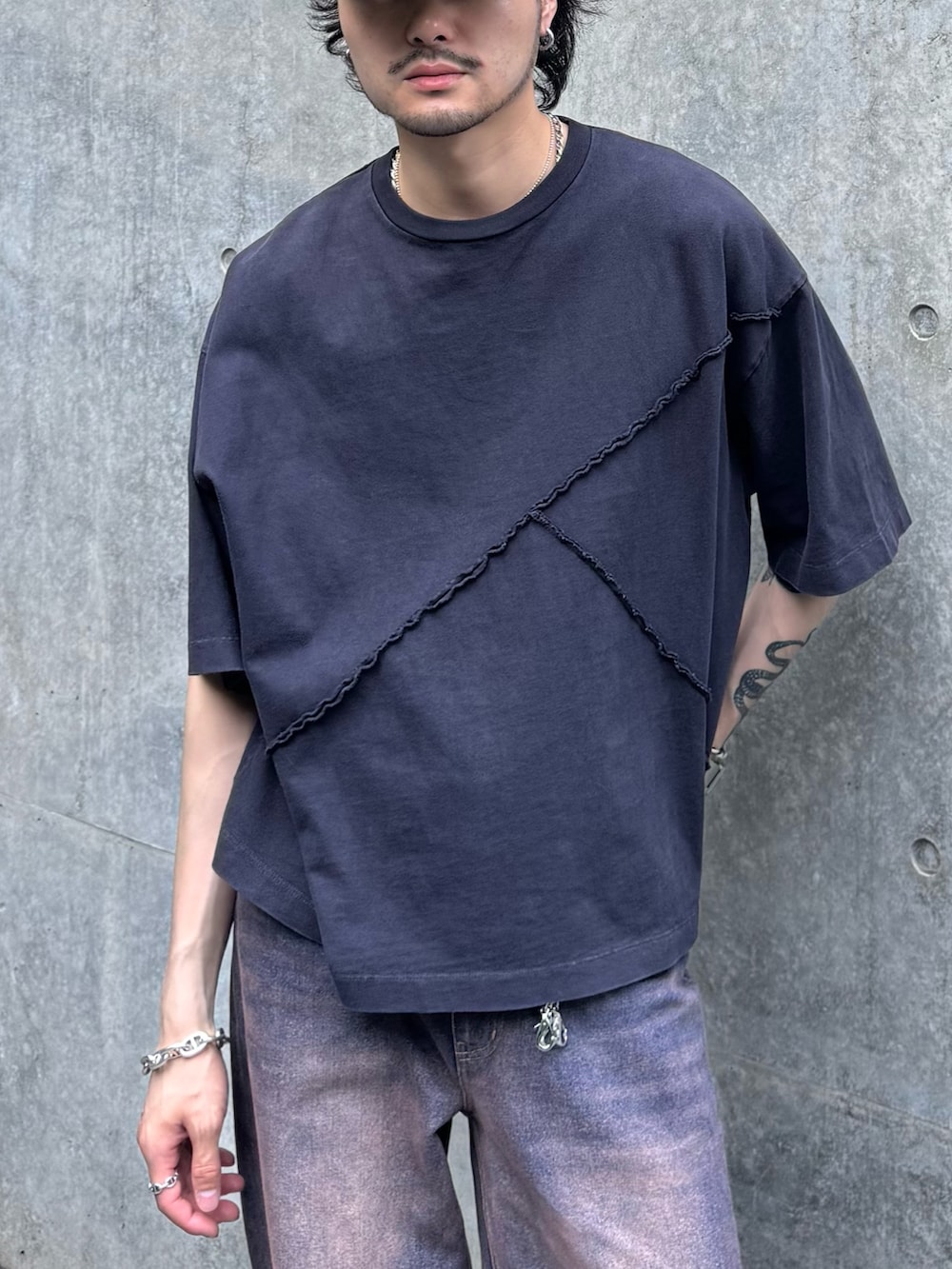 グレー系のTシャツ/カットソー、ブルー系のデニムパンツを着用したメンズの夏コーディネートの5枚目の写真