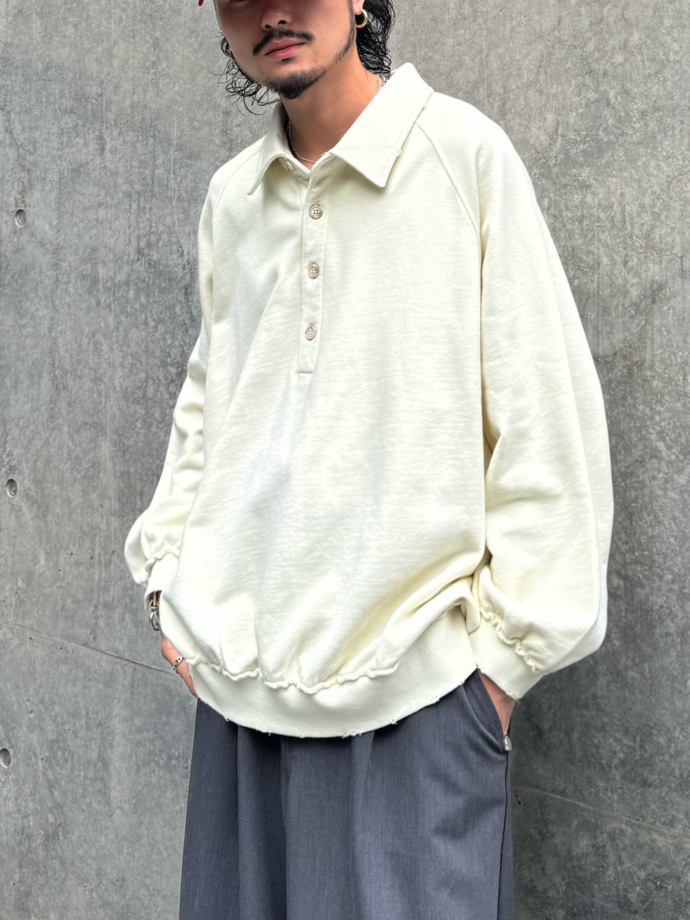 ホワイト系のTシャツ/カットソー、グレー系のその他パンツ、ブラック系のサングラスを着用したメンズの夏コーディネートの3枚目の写真