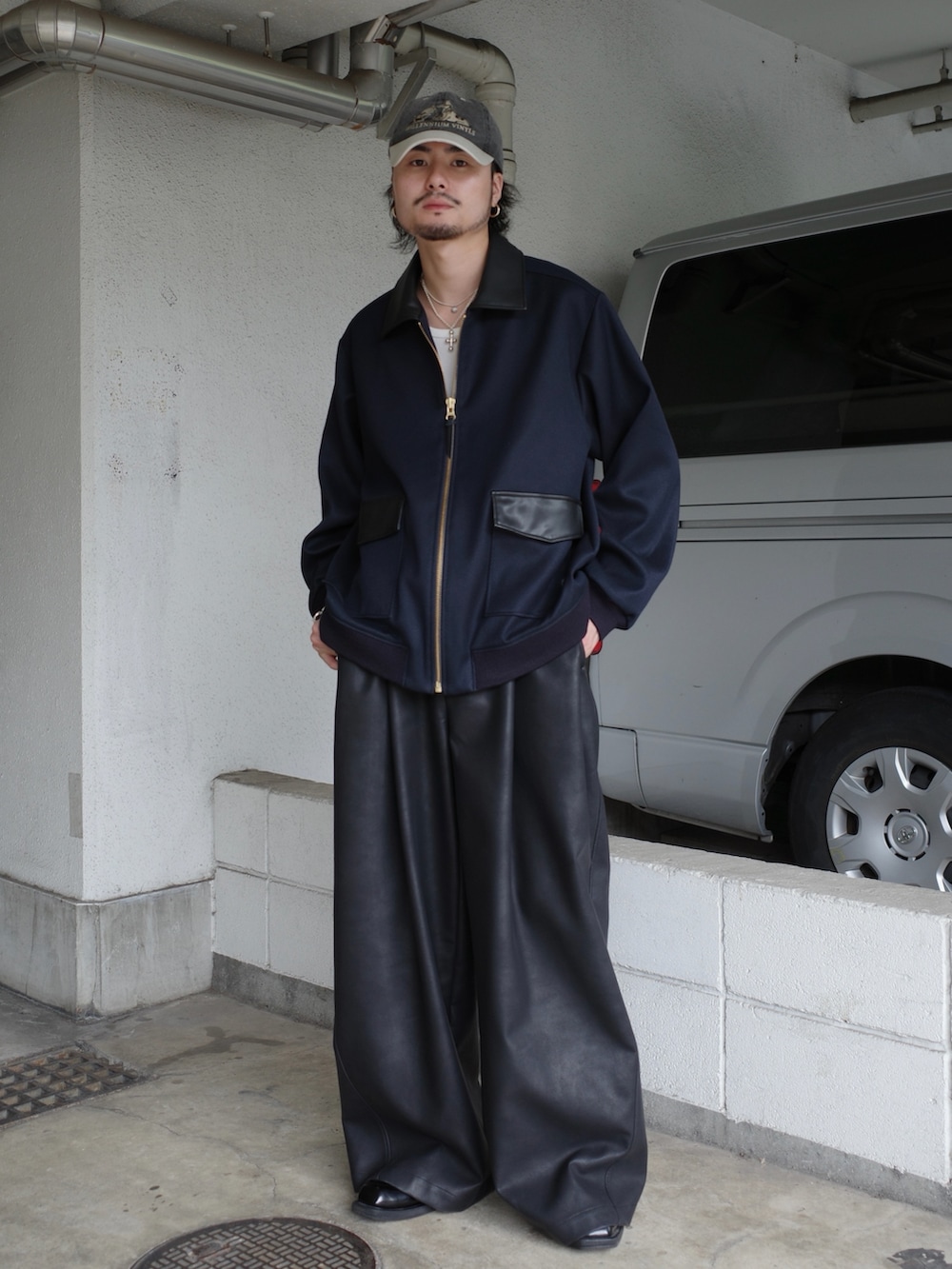 ブルー系のブルゾン、ブラック系のその他パンツを着用したメンズの秋コーディネートの2枚目の写真