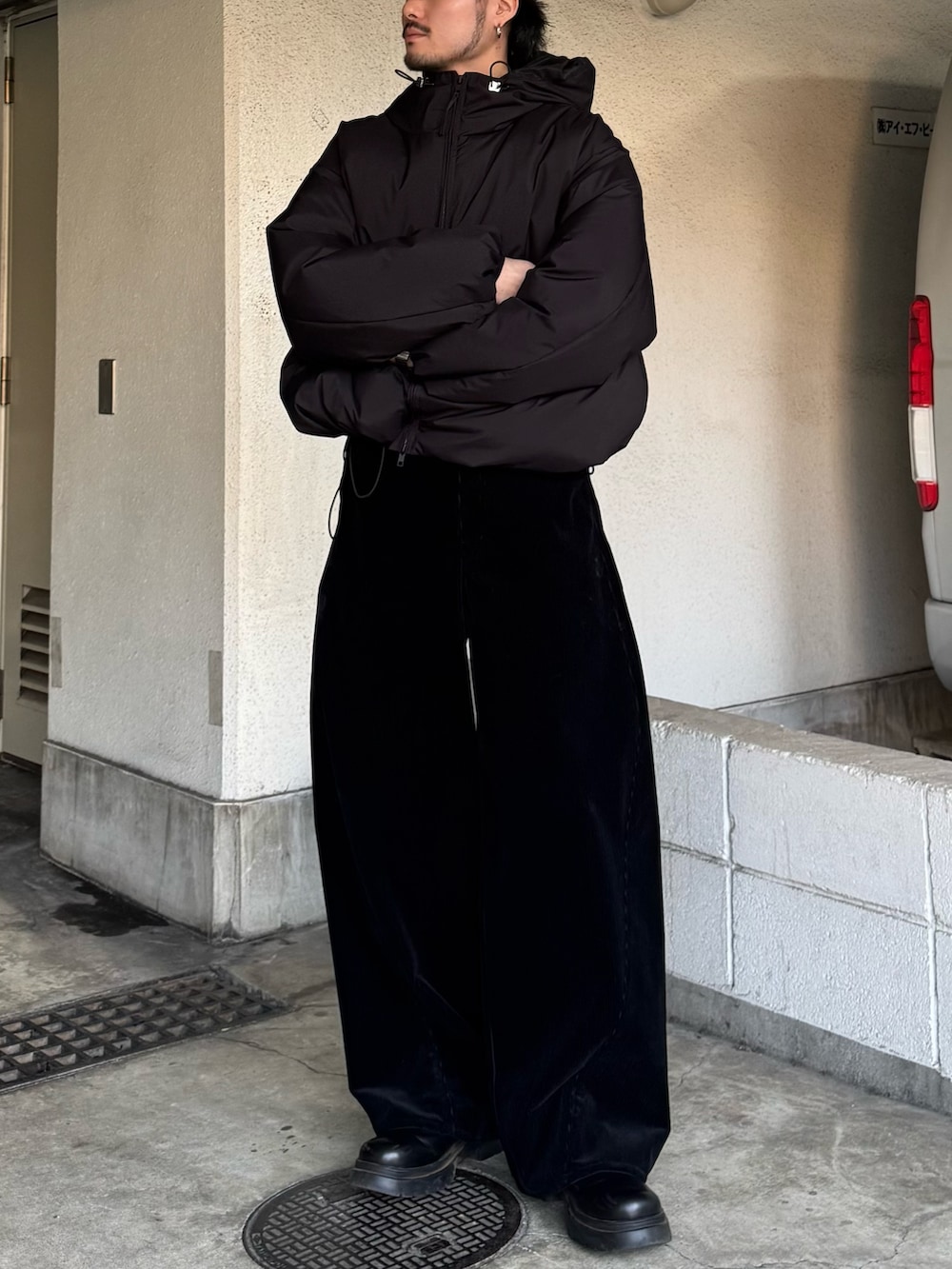 ブラック系のダウンジャケット/コート、ブラック系のブーツ、ブラック系のその他パンツを着用したメンズの冬コーディネートの3枚目の写真