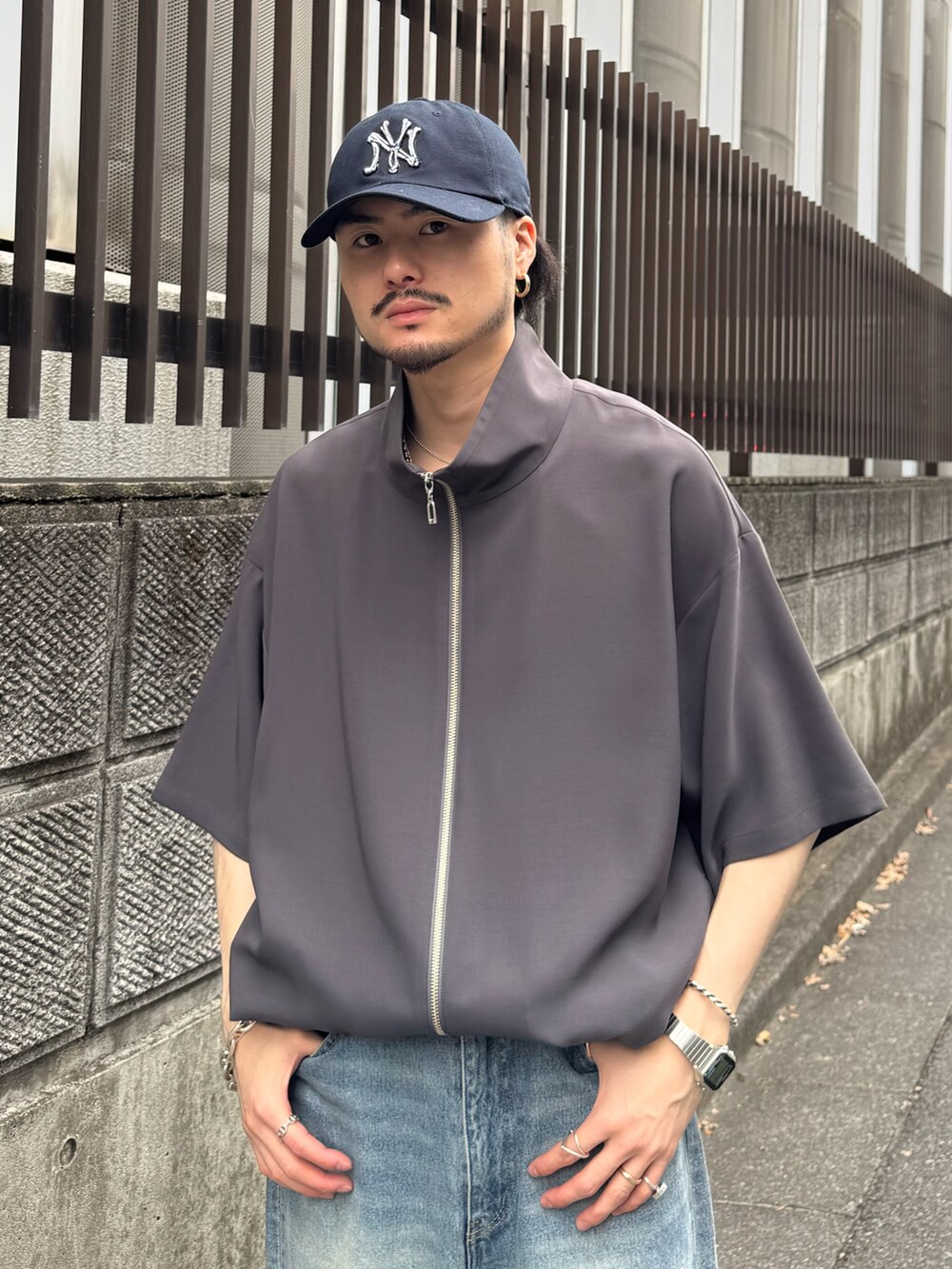 ブルー系のデニムパンツ、ホワイト系のタンクトップ、グレー系のシャツ/ブラウスを着用したメンズの春コーディネートの3枚目の写真