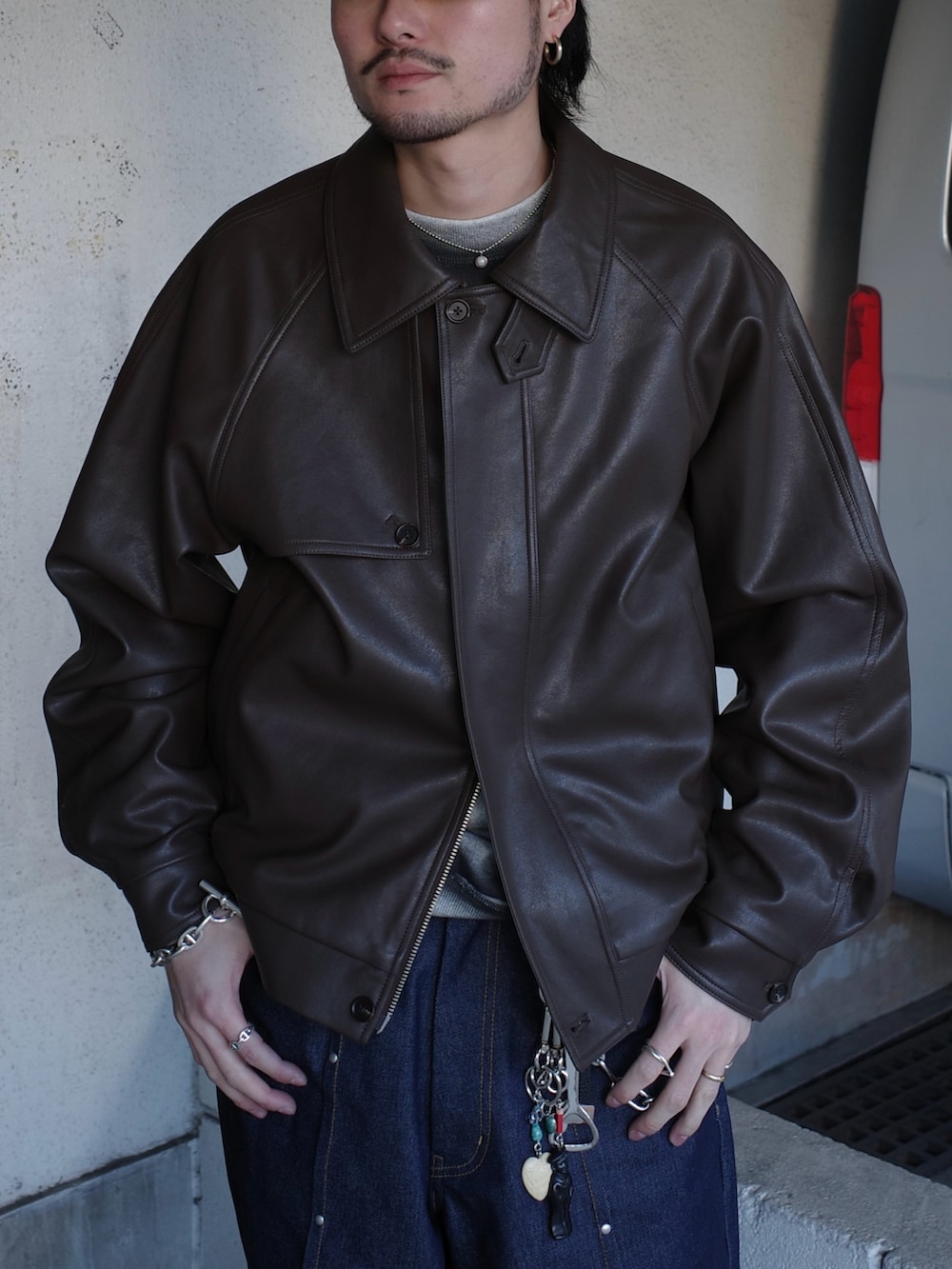 ブラウン系のブルゾン、ブルー系のデニムパンツを着用したメンズの冬コーディネートの8枚目の写真