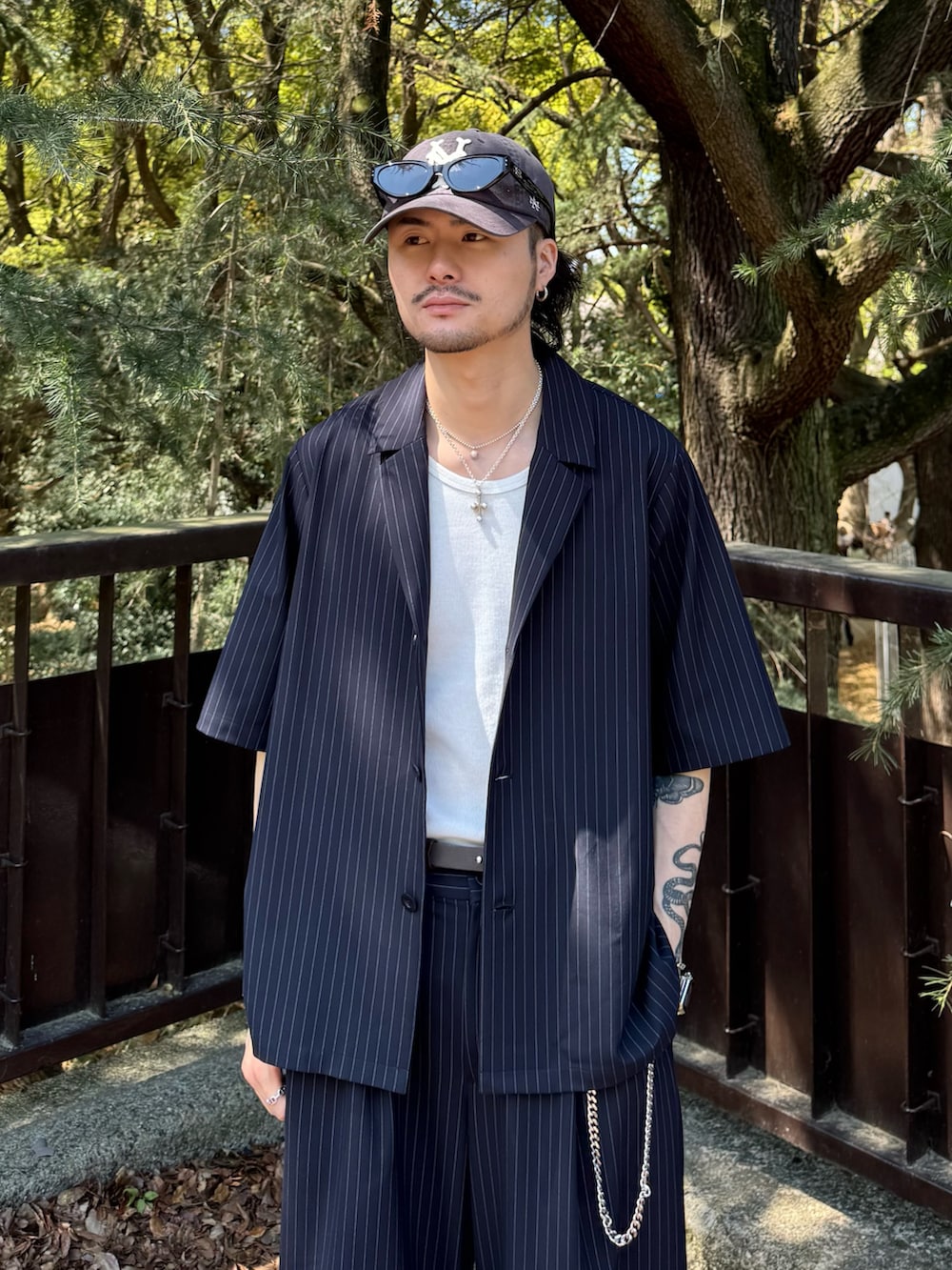 ブルー系のシャツ/ブラウス、ブルー系のスラックス、シルバー系のウォレットチェーンを着用したメンズの春コーディネートの4枚目の写真