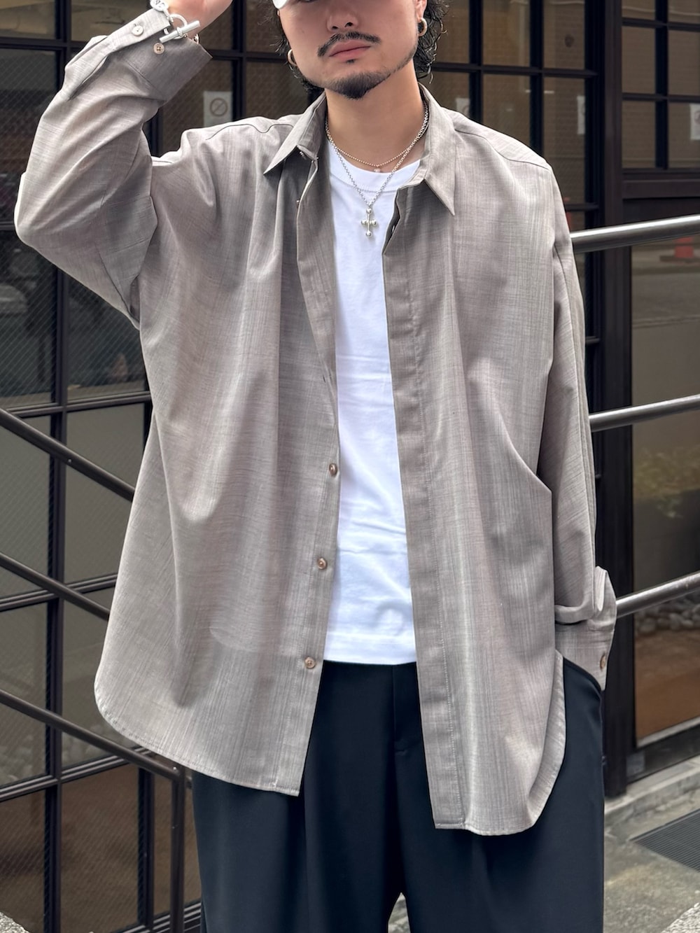 グレー系のシャツ/ブラウス、ブラック系のスラックスを着用したメンズの夏コーディネートの4枚目の写真