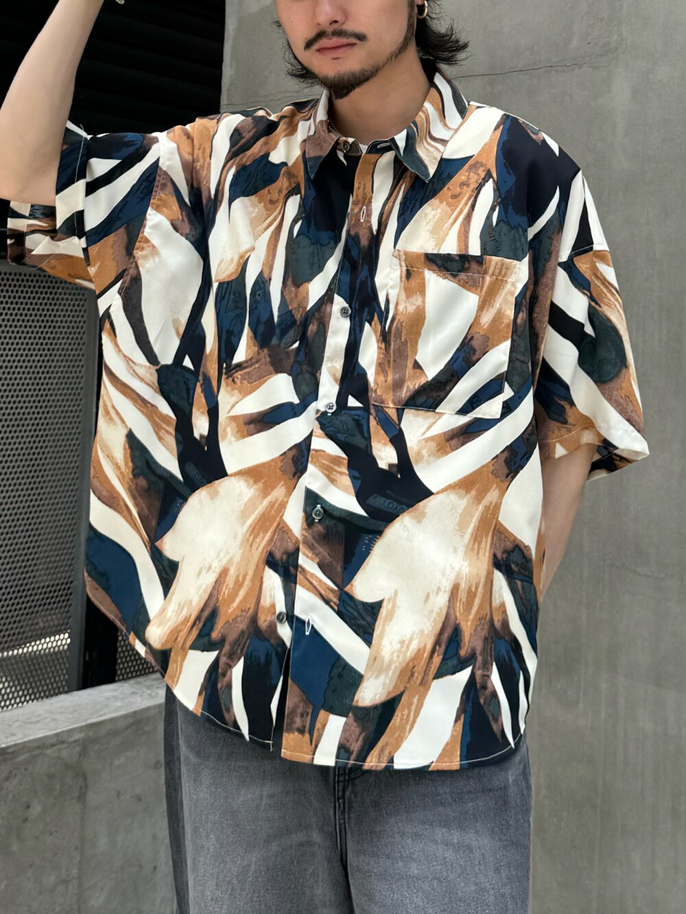 ホワイト系のシャツ/ブラウス、ホワイト系のTシャツ/カットソー、ブラック系のデニムパンツを着用したメンズの夏コーディネートの3枚目の写真