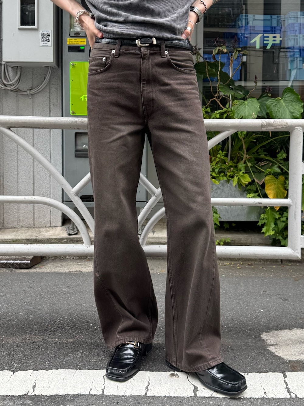 グレー系のTシャツ/カットソー、ブラウン系のデニムパンツを着用したメンズの夏コーディネートの4枚目の写真