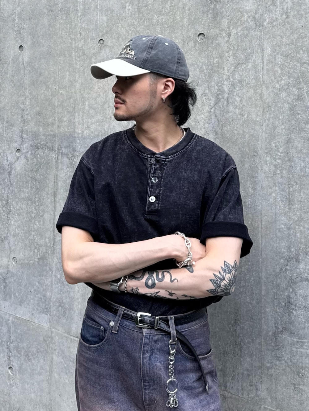 ブルー系のデニムパンツ、グレー系のTシャツ/カットソー、シルバー系のキーケース/キーアクセサリーを着用したメンズの夏コーディネートの4枚目の写真