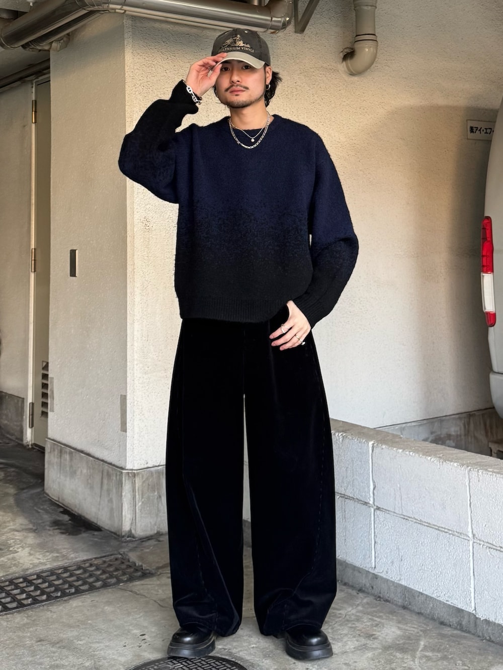 ブラック系のニット/セーター、ブラック系のその他パンツ、ブラック系のブーツを着用したメンズの冬コーディネートの2枚目の写真