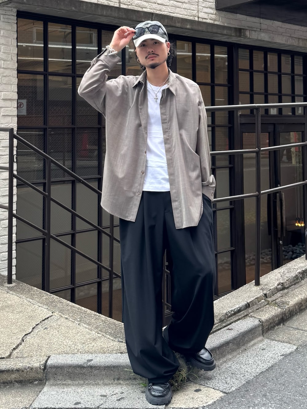 グレー系のシャツ/ブラウス、ブラック系のスラックスを着用したメンズの夏コーディネートの2枚目の写真