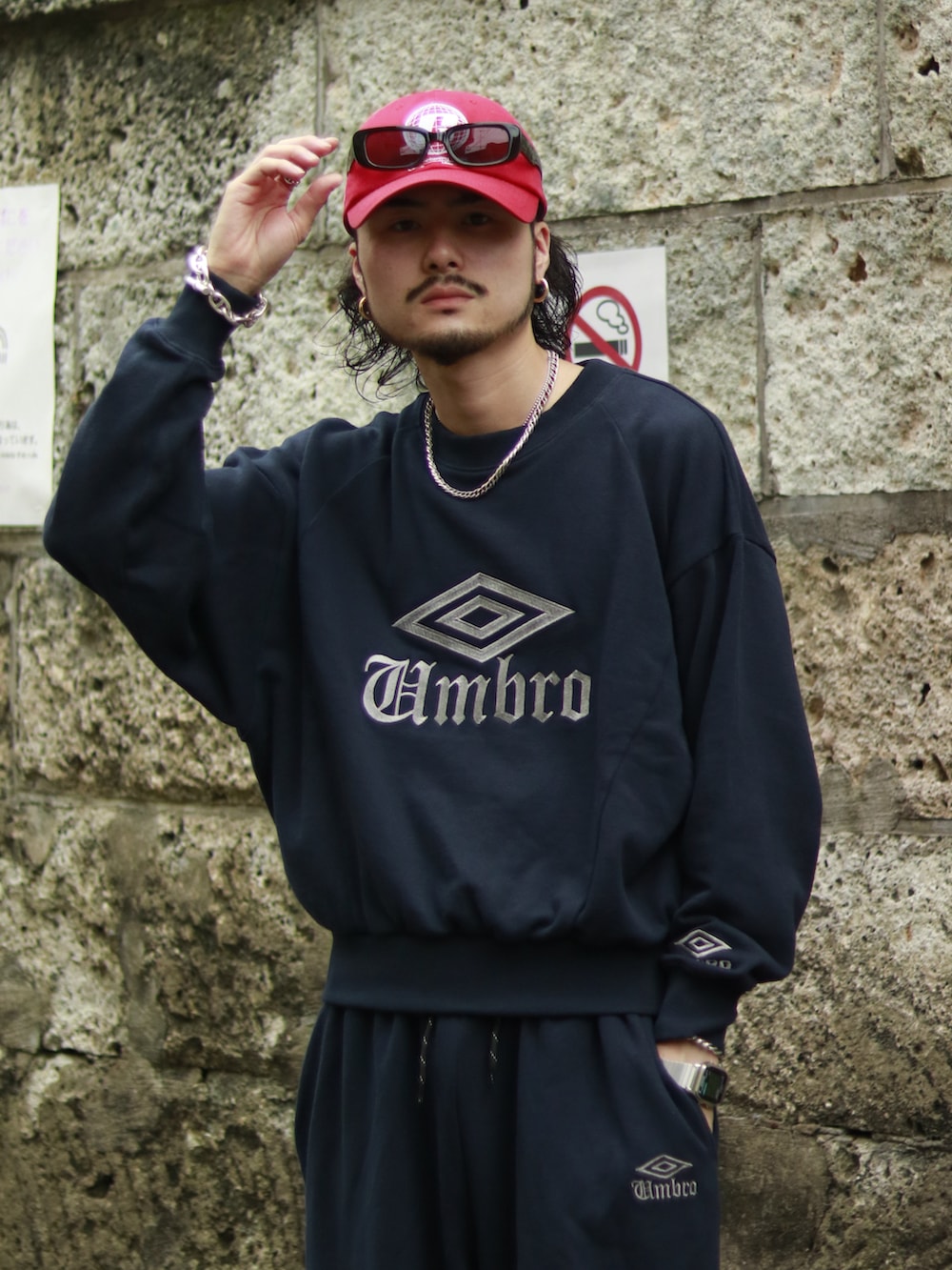 ブルー系のTシャツ/カットソー、ブルー系のその他パンツを着用したメンズの夏コーディネートの3枚目の写真