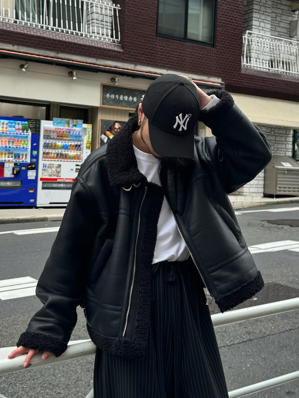 ブラック系のブルゾン、ブラック系のその他パンツ、ブラック系のローファーを着用したメンズの秋コーディネートの4枚目の写真