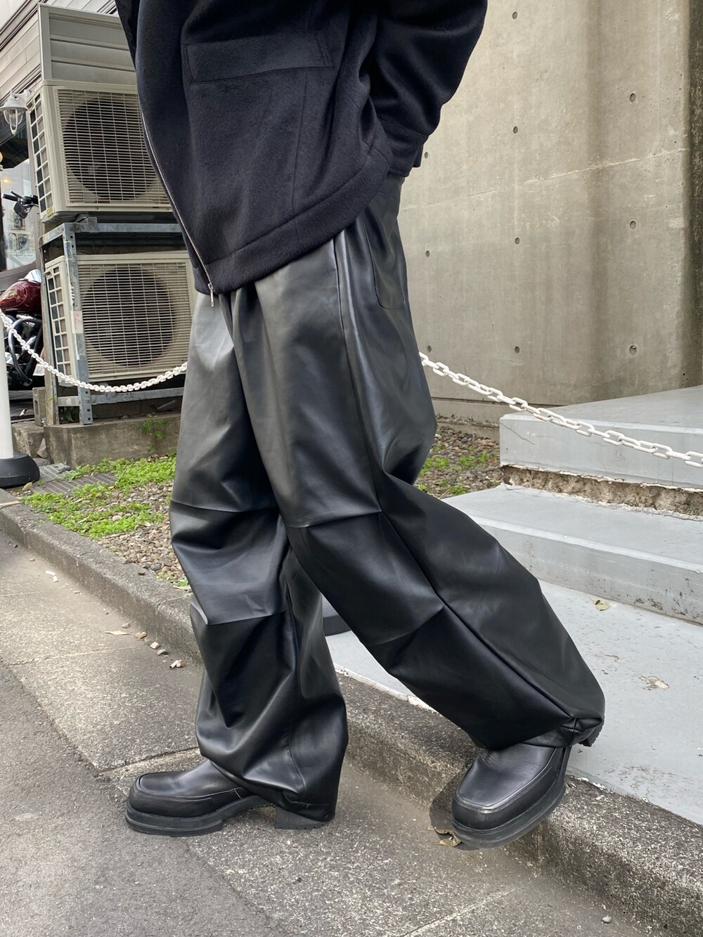 ブラック系のブルゾン、ブラック系のカーゴパンツ、ブラック系のローファーを着用したメンズの冬コーディネートの3枚目の写真