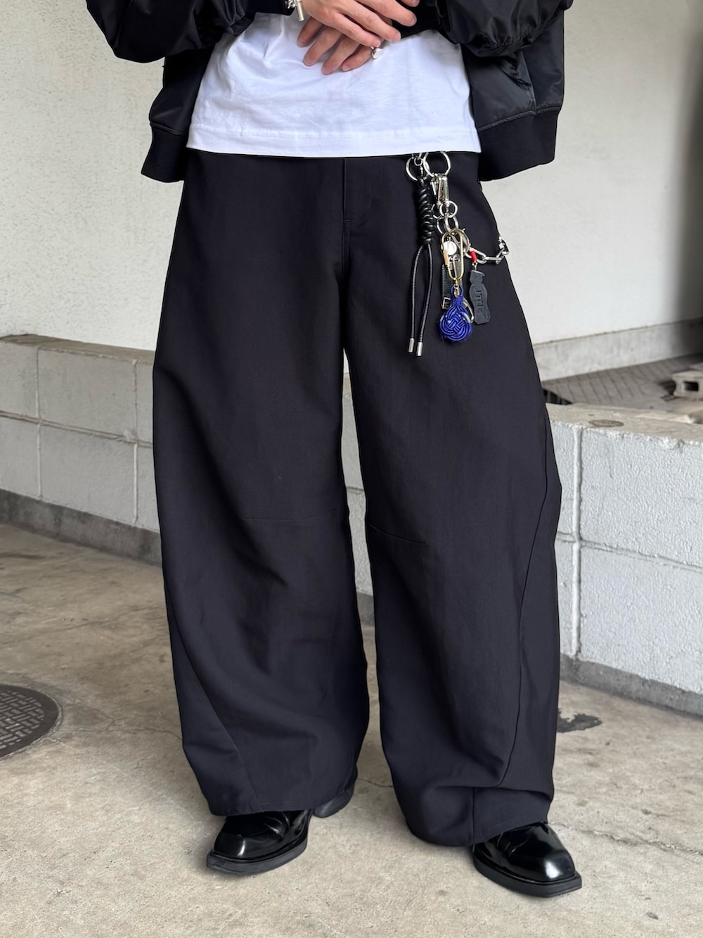 ブラック系のMA-1、ブラック系のスラックスを着用したメンズの秋コーディネートの7枚目の写真