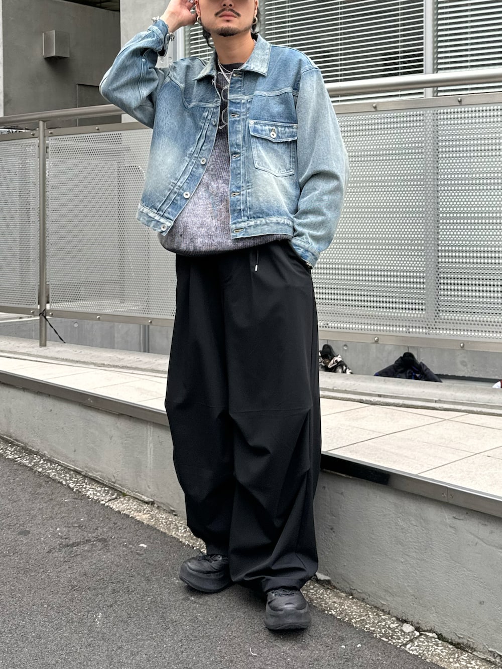 ブルー系のブルゾン、グレー系のニット/セーター、ブラック系のその他パンツを着用したメンズの秋コーディネートの2枚目の写真