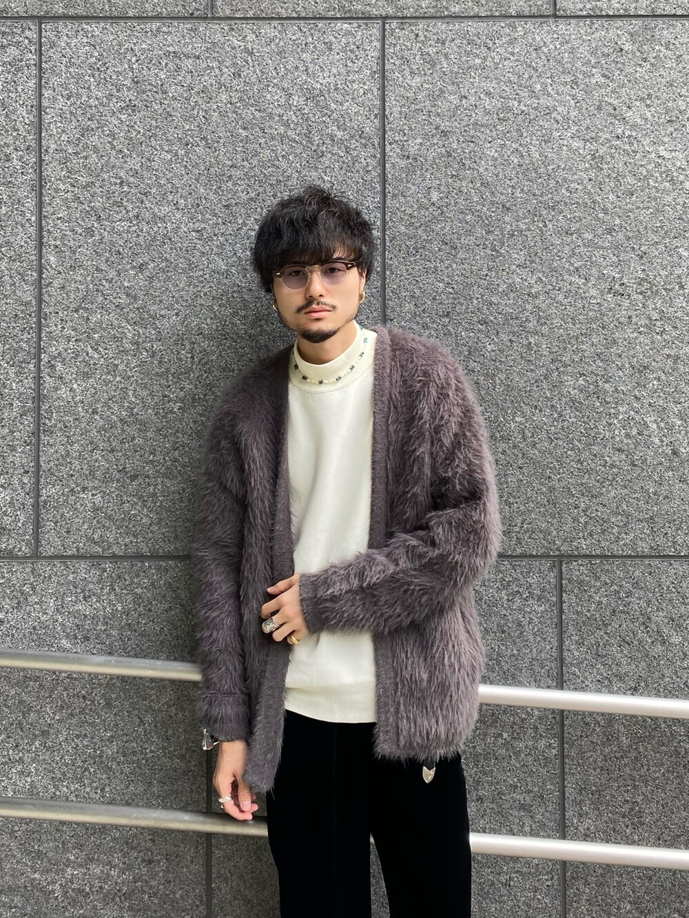 グレー系のカーディガン/ボレロ、ホワイト系のニット/セーター、ブラック系のその他パンツを着用したメンズの秋コーディネートの2枚目の写真