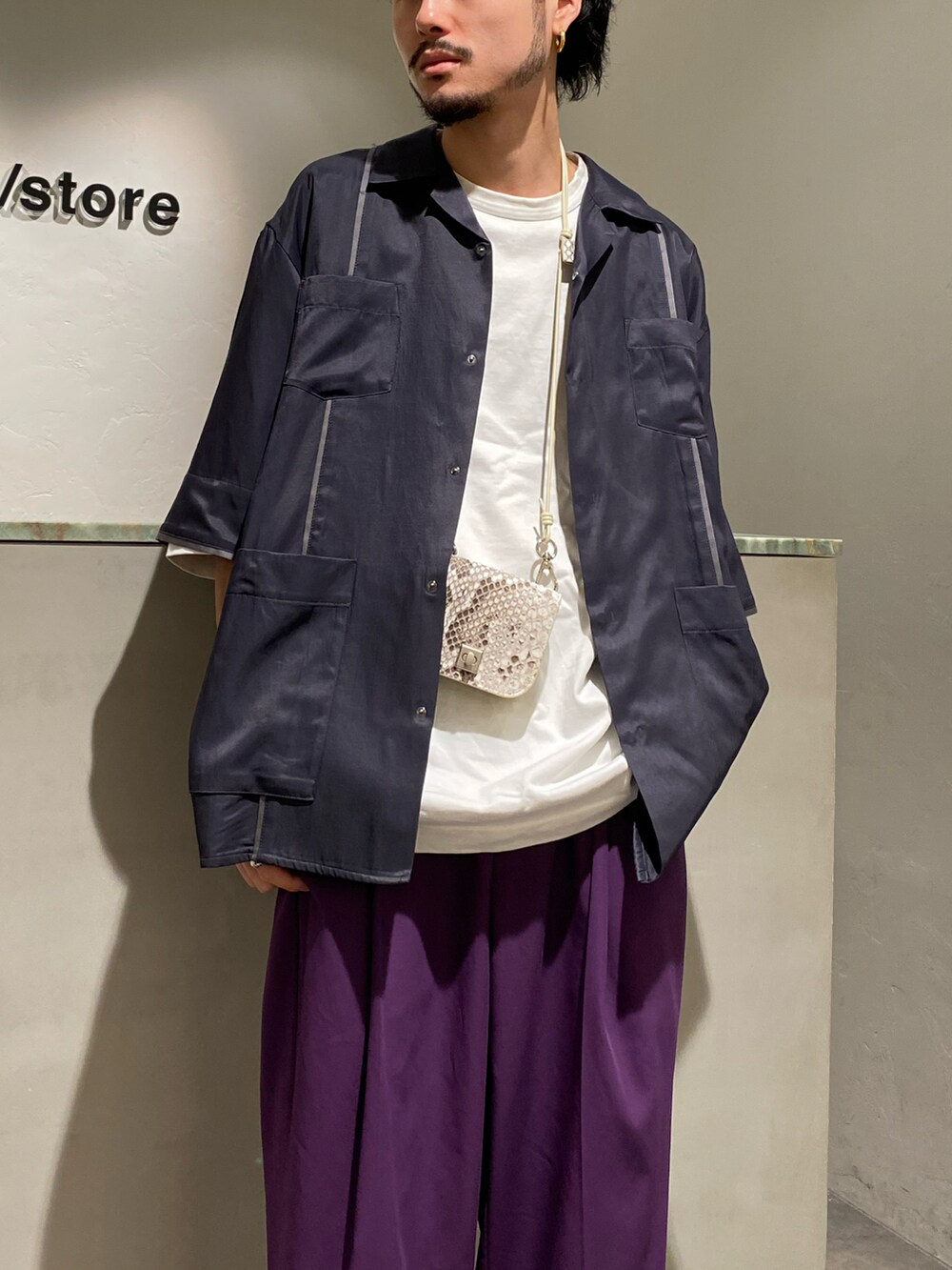 グレー系のシャツ/ブラウス、パープル系のスラックス、ブラック系のドレスシューズを着用したメンズの夏コーディネートの3枚目の写真