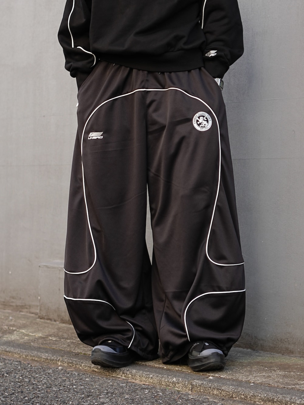 ブラック系のスウェット、ブラック系のその他パンツを着用したメンズの冬コーディネートの6枚目の写真