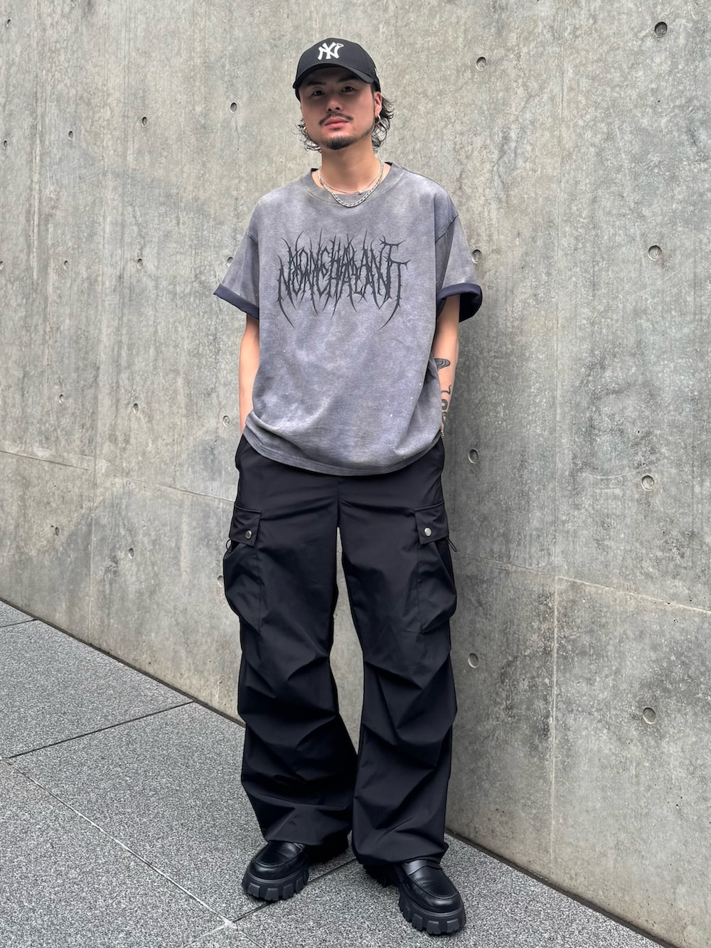 「カーゴパンツ、厚底シューズ、トラックパンツ、夏コーデ、オトナカジュアル、シンプルスタイル、カジュアルスタイル、オーバーサイズ、メンズコーデ、ゆるコーデ、休日コーデ、ローファー、Tシャツコーデ」｜「Lui'sのクラックプリントTシャツ（Tシャツ/カットソー、グレー系）」を使った、KOU SUEMATSUさん（骨格ナチュラル・メンズ・172cm）の夏コーディネートの2枚目の写真