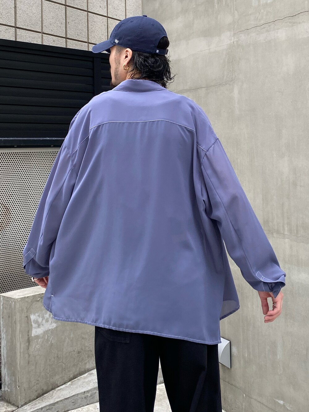 グレー系のシャツ/ブラウス、ブラック系のデニムパンツ、ブラック系のベルトを着用したメンズの春コーディネートの4枚目の写真