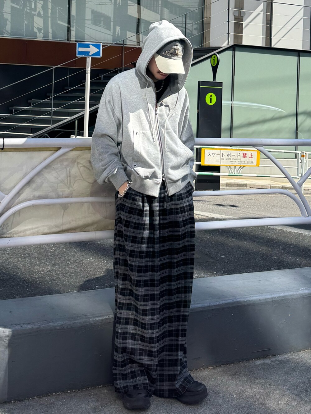グレー系のパーカー、ブラック系のその他パンツを着用したメンズの春コーディネートの2枚目の写真