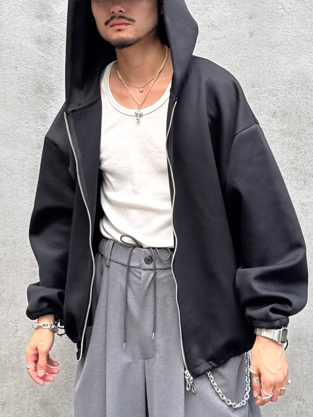 ブラック系のパーカー、グレー系のスラックス、シルバー系のウォレットチェーンを着用したメンズの秋コーディネートの8枚目の写真