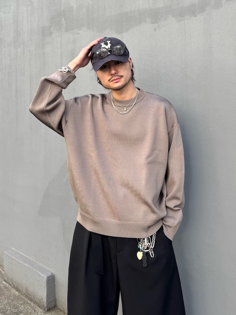 ブラウン系のニット/セーター、ブラック系のその他パンツを着用したメンズの冬コーディネートの5枚目の写真