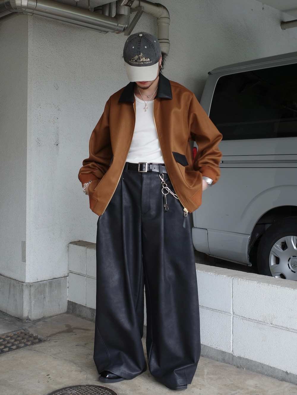 ベージュ系のブルゾン、ブラック系のその他パンツを着用したメンズの秋コーディネートの2枚目の写真