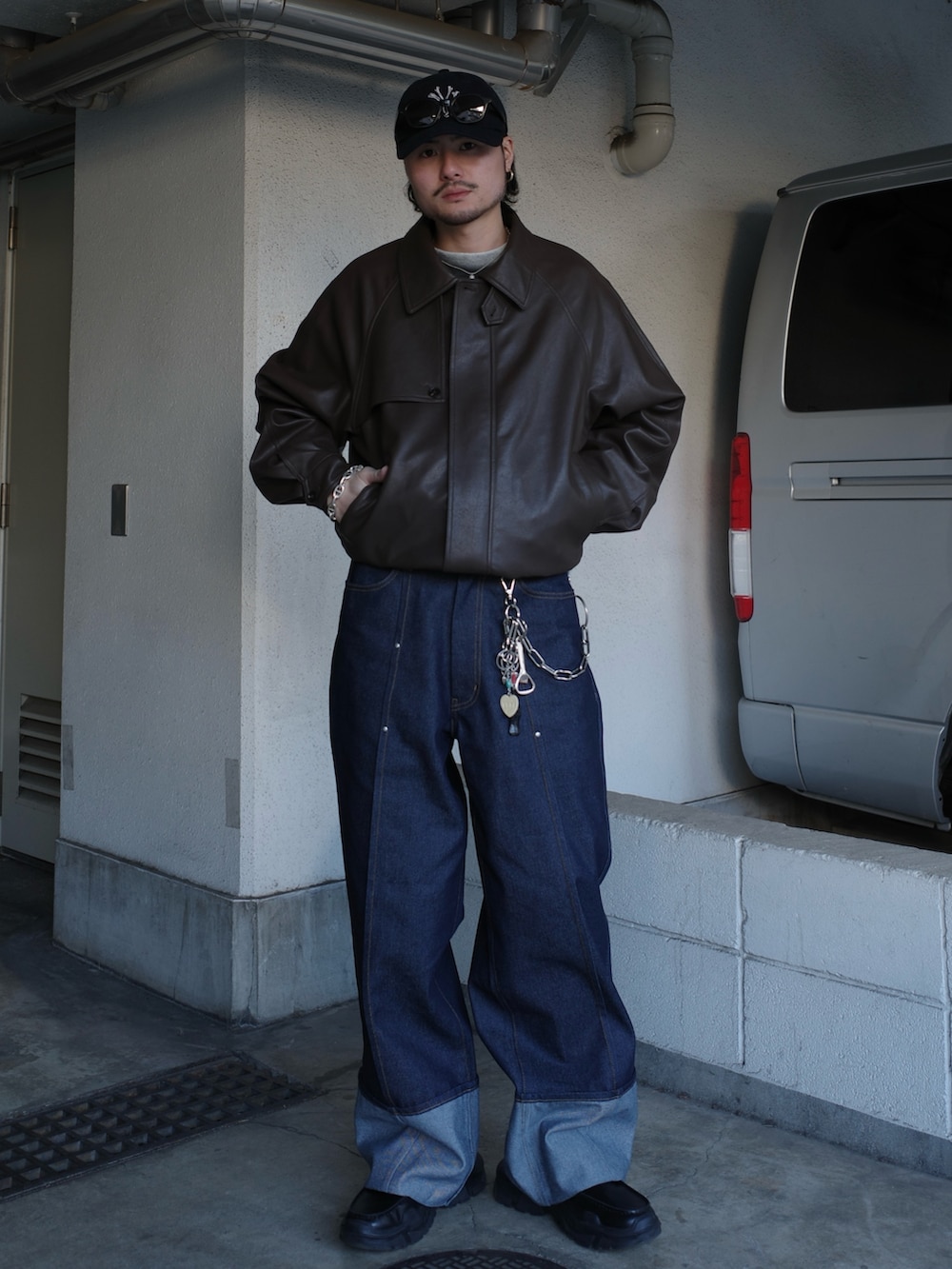 ブラウン系のブルゾン、ブルー系のデニムパンツを着用したメンズの冬コーディネートの2枚目の写真