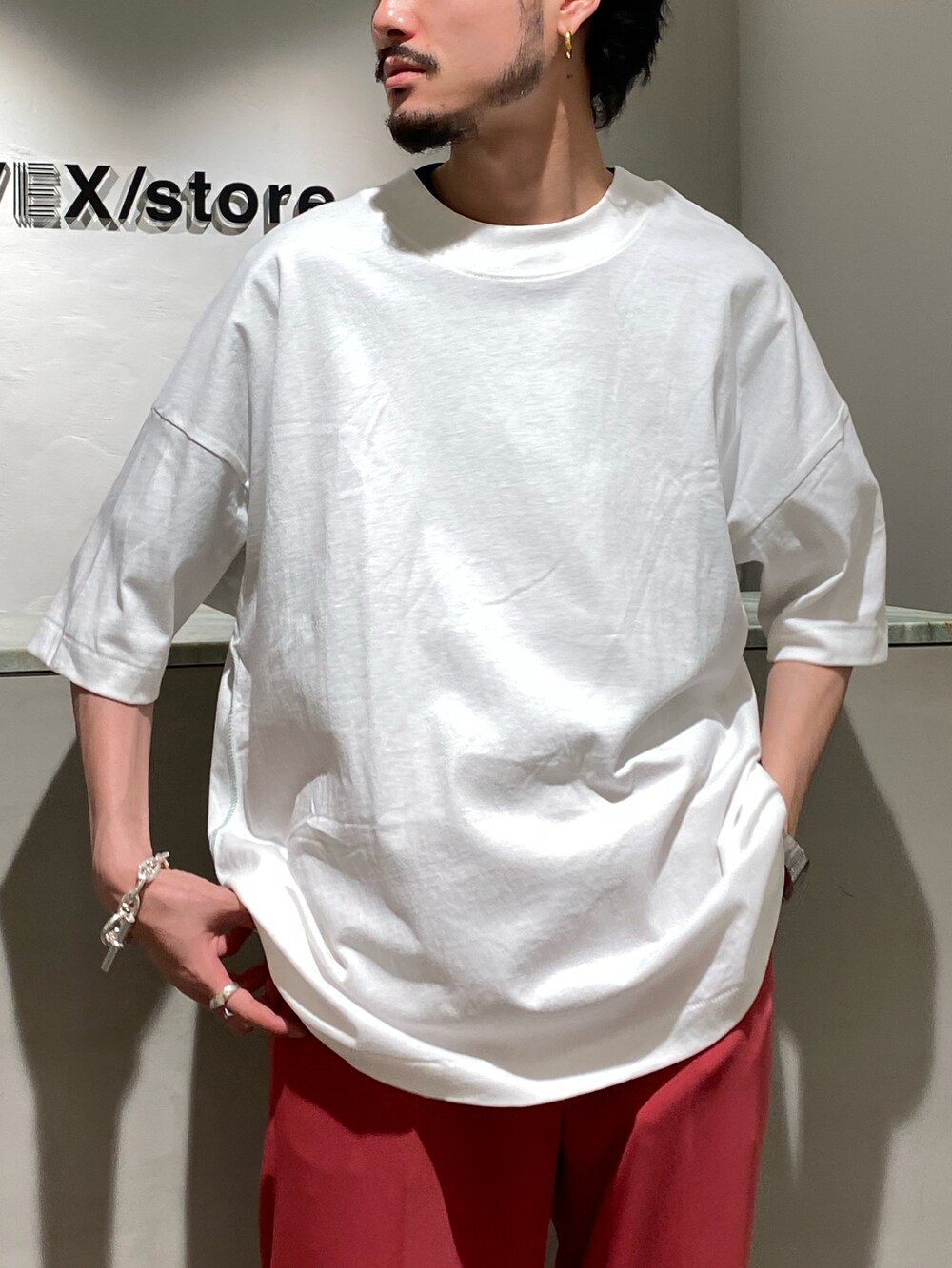 ホワイト系のTシャツ/カットソー、ピンク系のスラックスを着用したメンズの春コーディネートの2枚目の写真