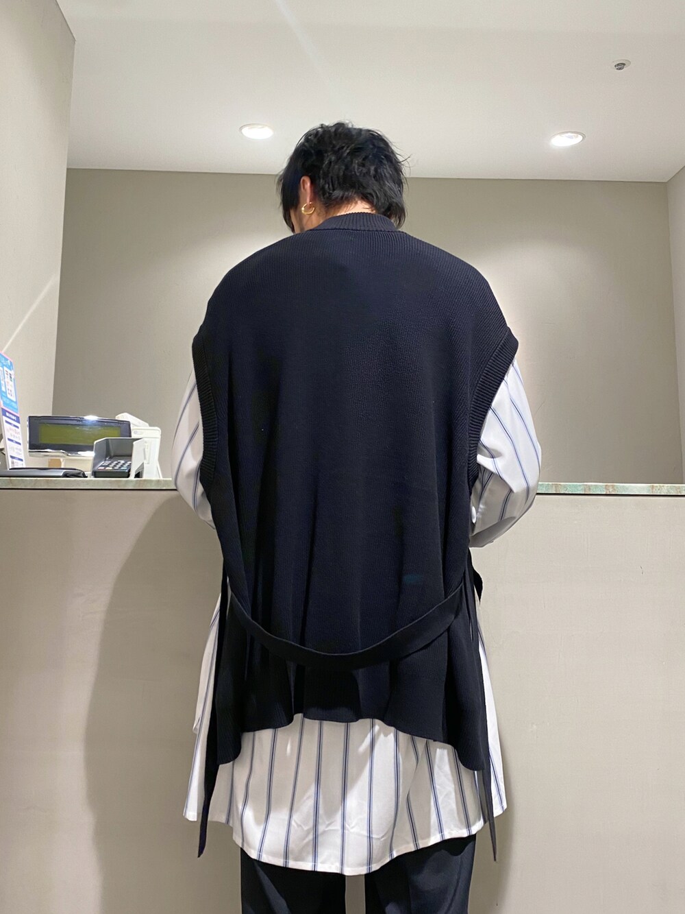 ブラック系のベスト、ホワイト系のシャツ/ブラウス、ブラック系のスラックスを着用したメンズの春コーディネートの4枚目の写真