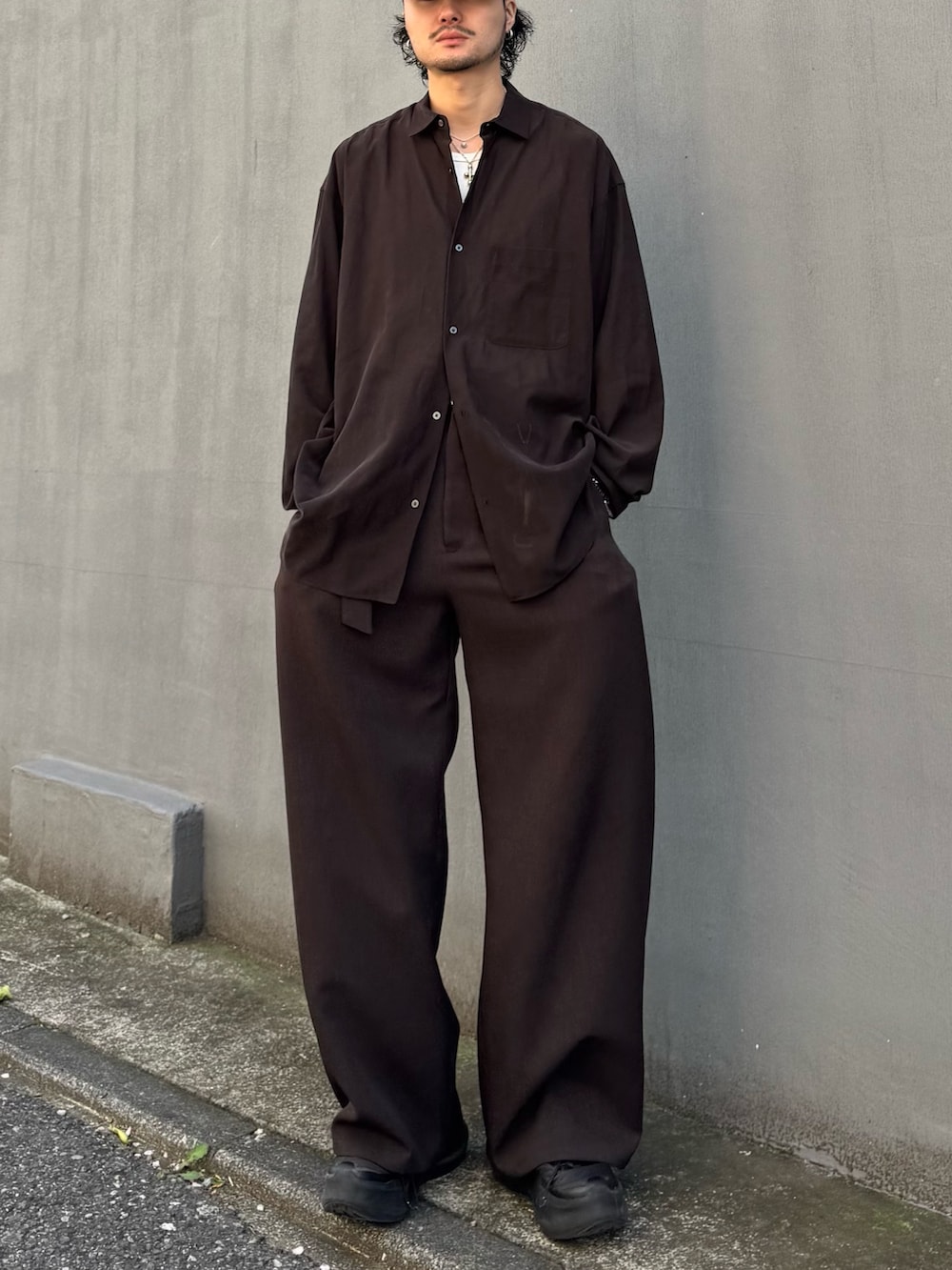 グレー系のスラックス、グレー系のシャツ/ブラウスを着用したメンズの春コーディネートの2枚目の写真