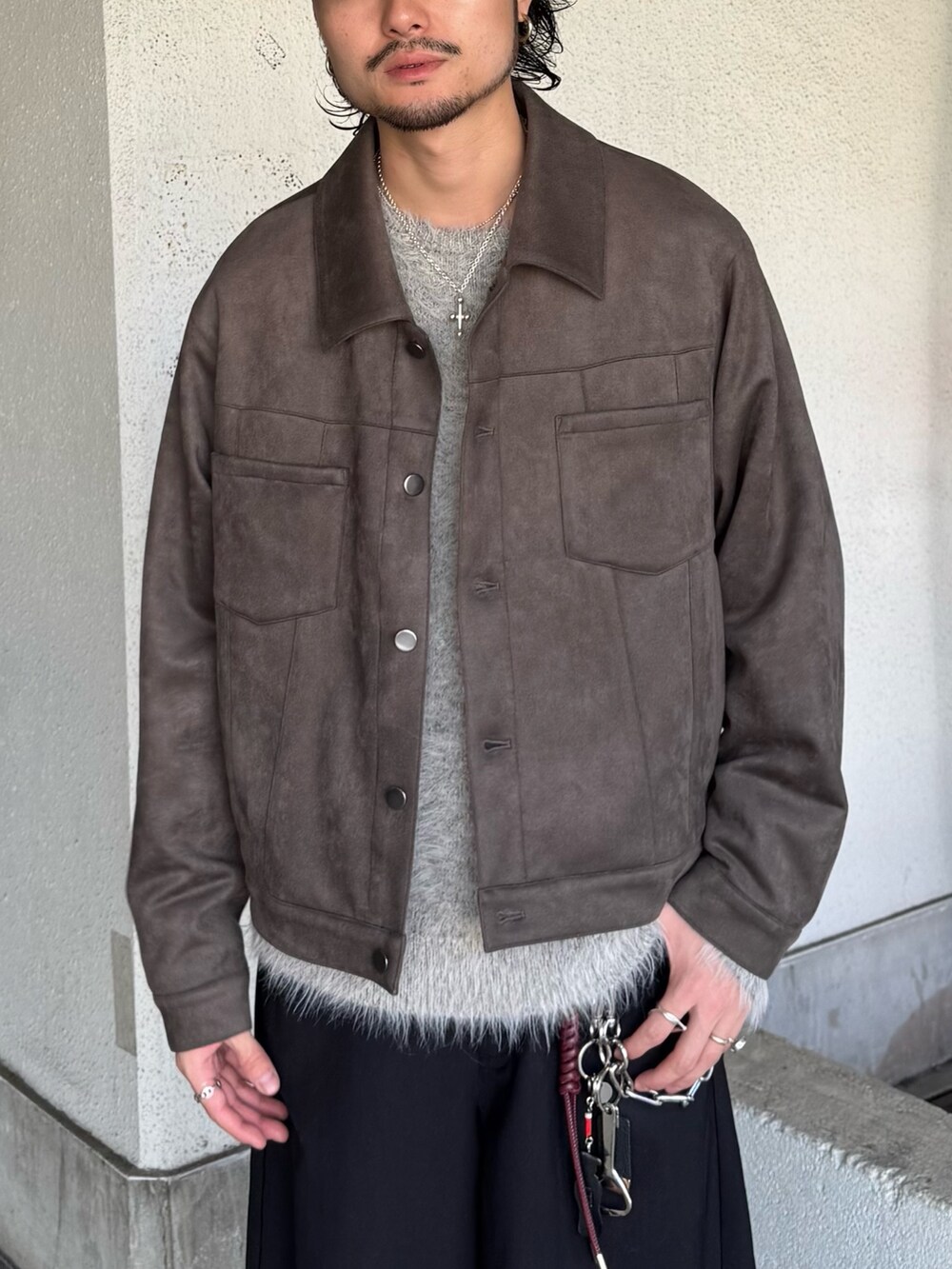 ブラック系のスラックス、グレー系のブルゾン、グレー系のニット/セーターを着用したメンズの秋コーディネートの5枚目の写真