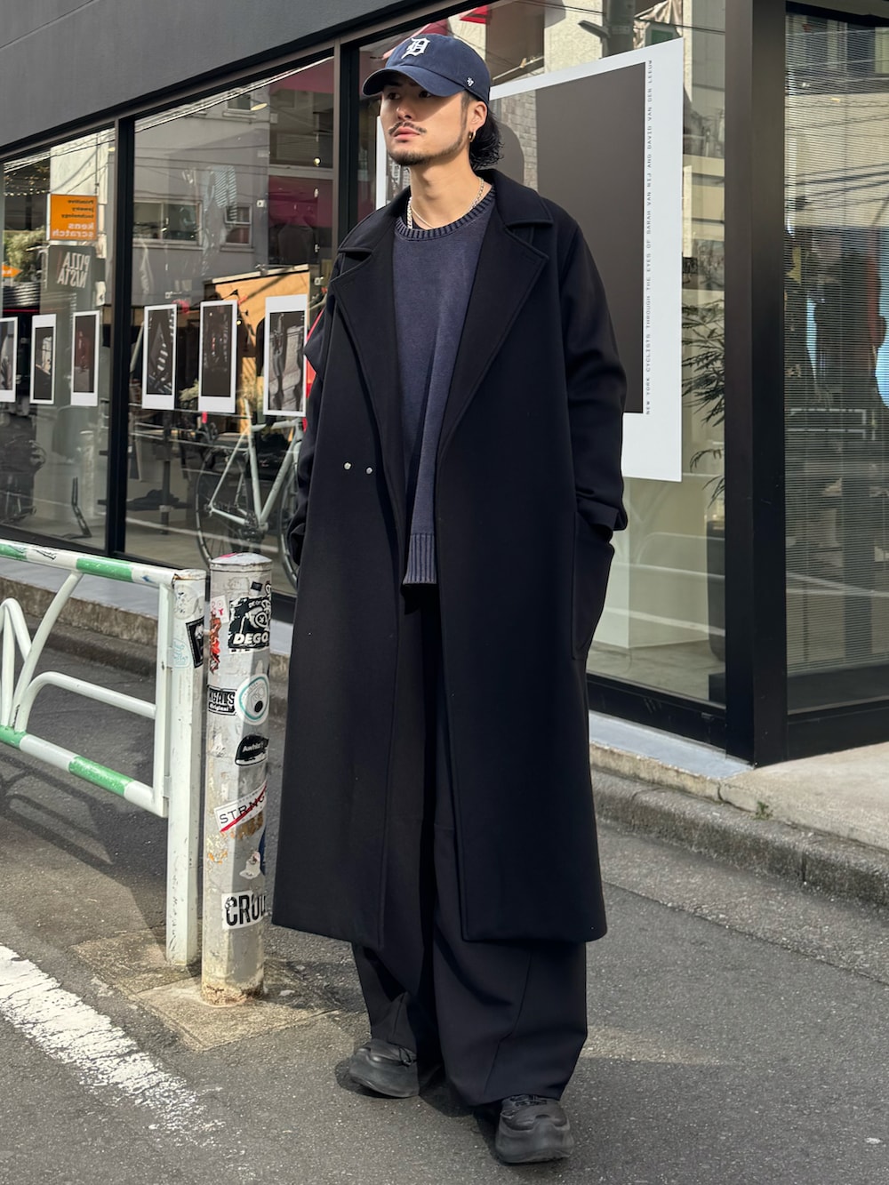 ブラック系のその他アウター、ブルー系のニット/セーター、ブラック系のスラックスを着用したメンズの冬コーディネートの2枚目の写真