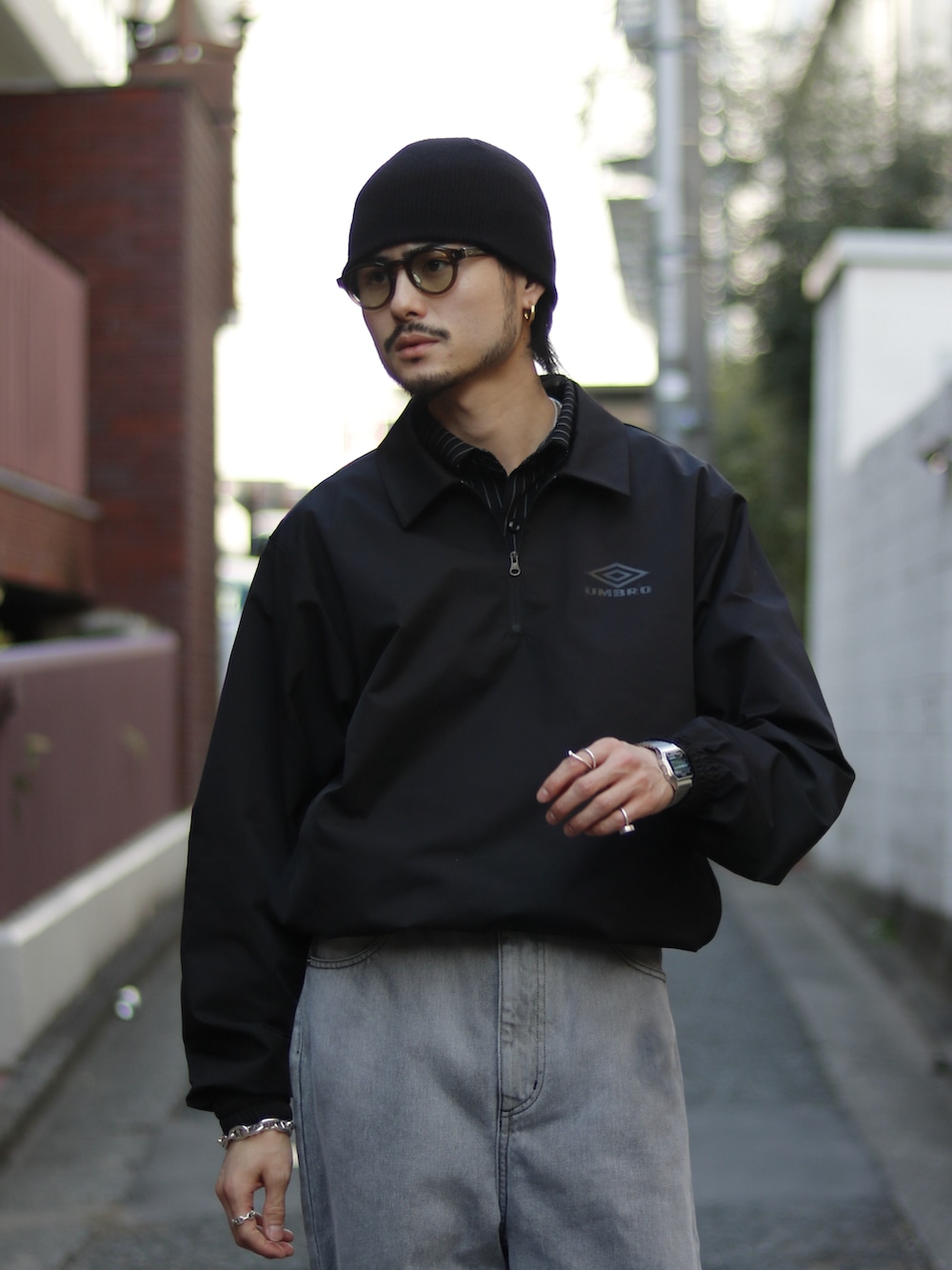 ブラック系のTシャツ/カットソー、ブラック系のデニムパンツ、ブラック系のドレスシューズを着用したメンズの春コーディネートの2枚目の写真