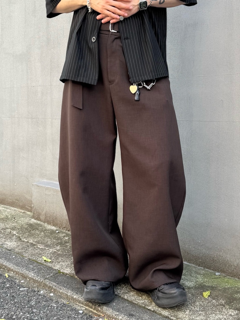 ブラック系のシャツ/ブラウス、グレー系のスラックスを着用したメンズの春コーディネートの6枚目の写真