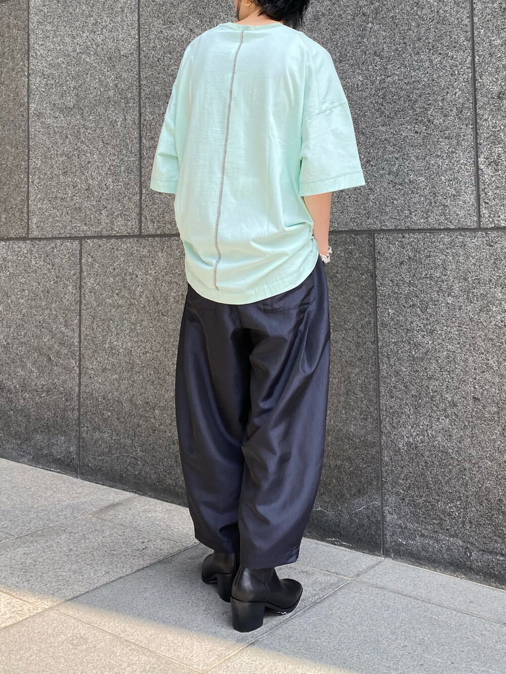 ブルー系のシャツ/ブラウス、ブルー系のその他パンツ、ブラック系のドレスシューズを着用したメンズの春コーディネートの5枚目の写真