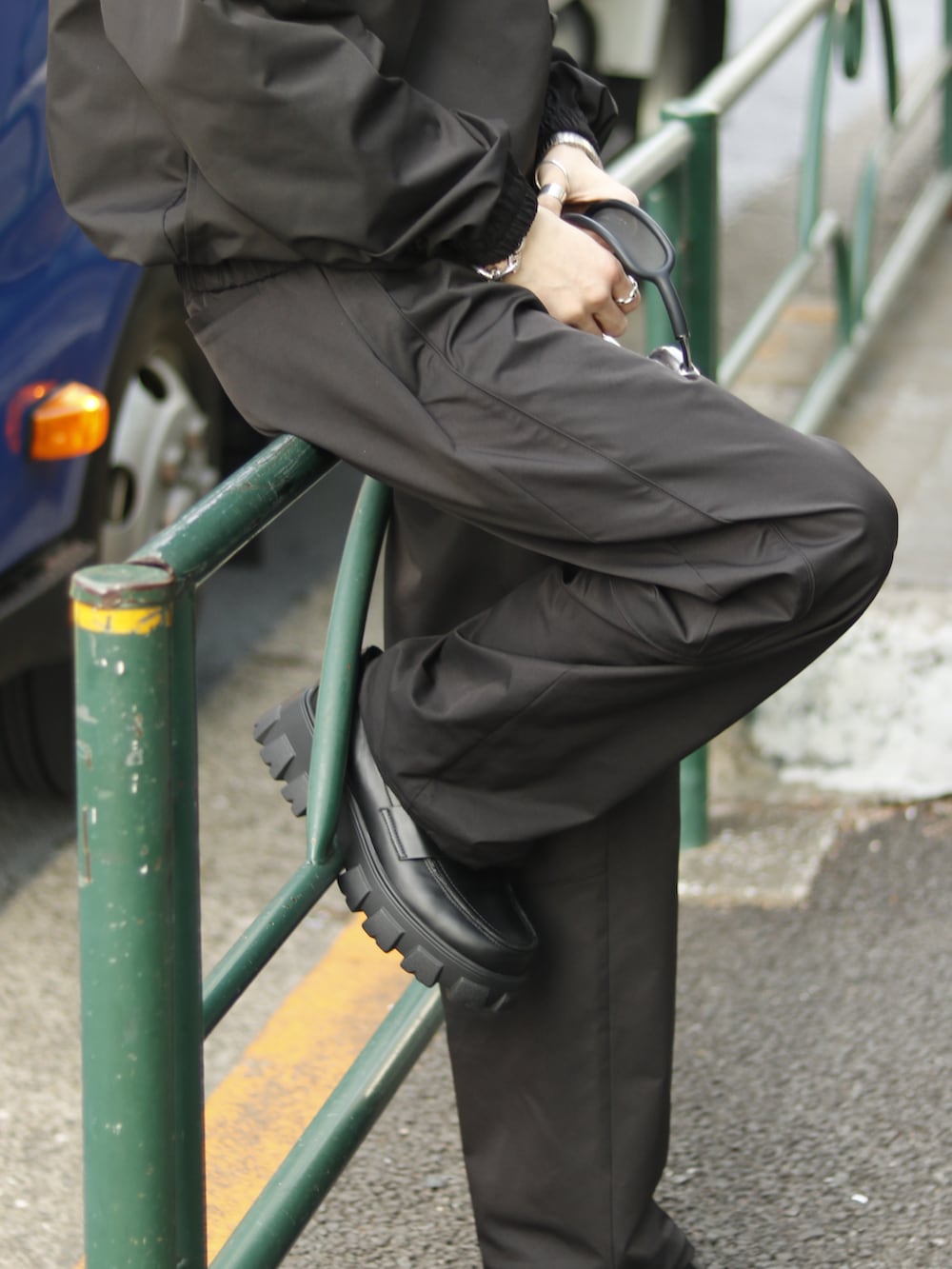 ブラック系のTシャツ/カットソー、ブラック系のその他パンツを着用したメンズの冬コーディネートの3枚目の写真