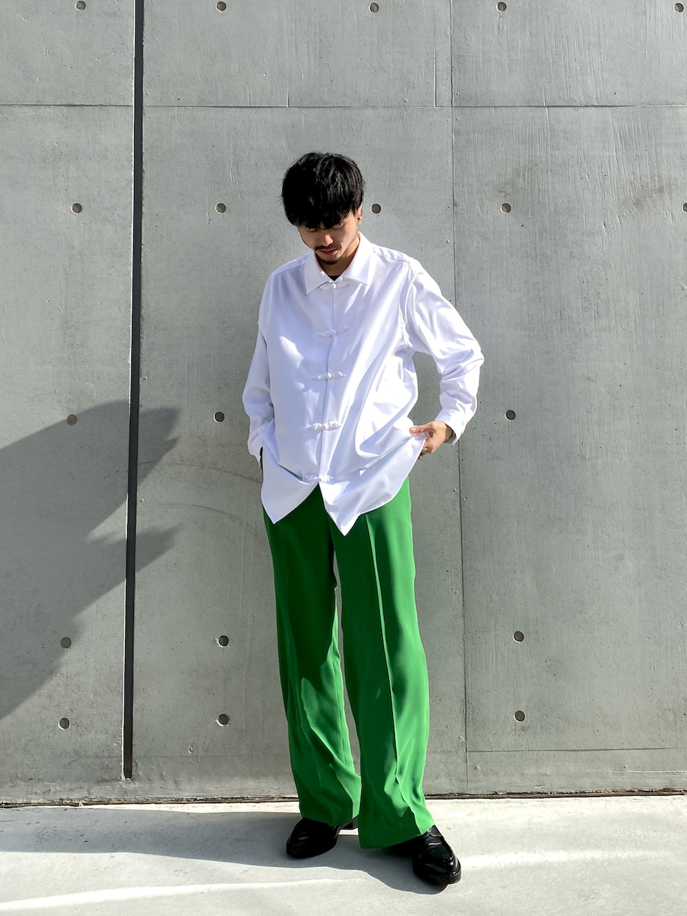 ホワイト系のシャツ/ブラウス、グリーン系のスラックスを着用したメンズの冬コーディネートの2枚目の写真