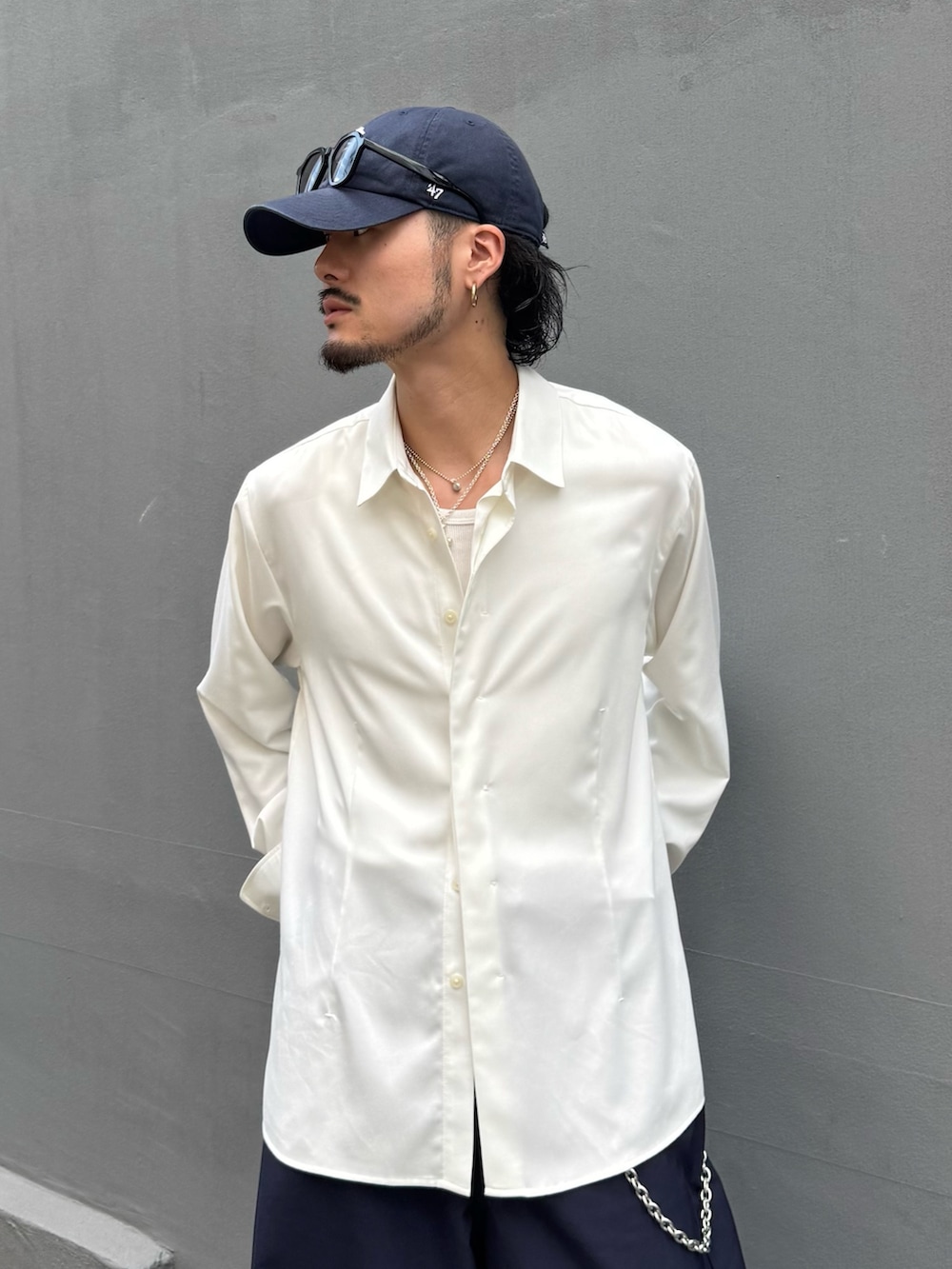 ホワイト系のシャツ/ブラウス、ブルー系のスラックス、シルバー系のウォレットチェーンを着用したメンズの夏コーディネートの5枚目の写真