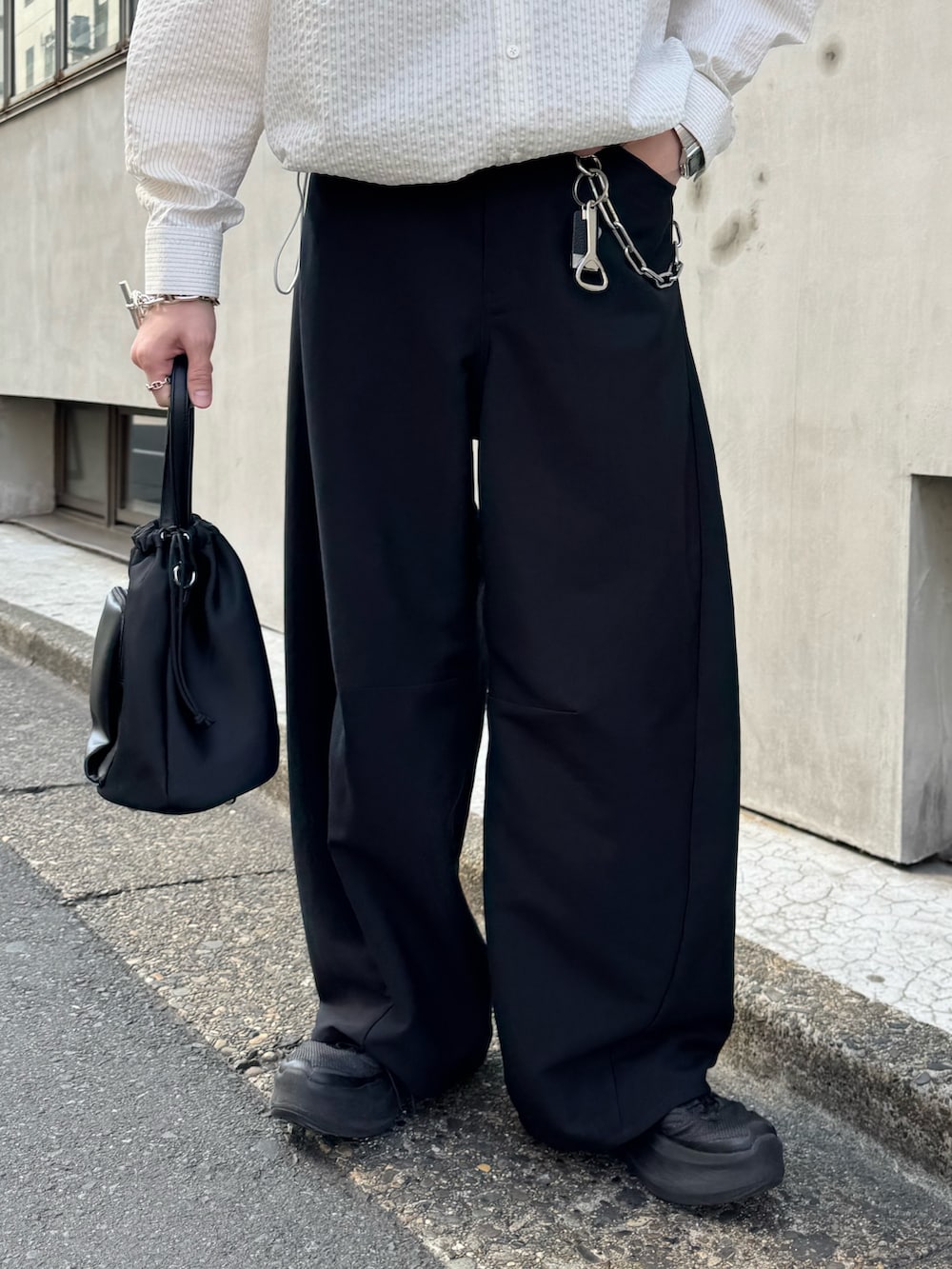 ホワイト系のシャツ/ブラウス、ブラック系のショルダーバッグ、ブラック系のスラックスを着用したメンズの春コーディネートの4枚目の写真