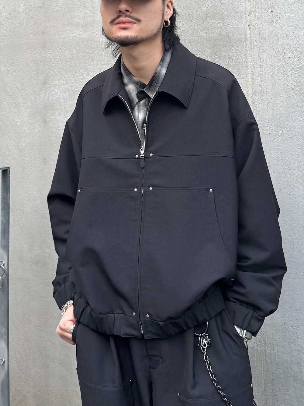 ブラック系のその他パンツ、ブラック系のシャツ/ブラウス、ブラック系のブルゾンを着用したメンズの春コーディネートの3枚目の写真