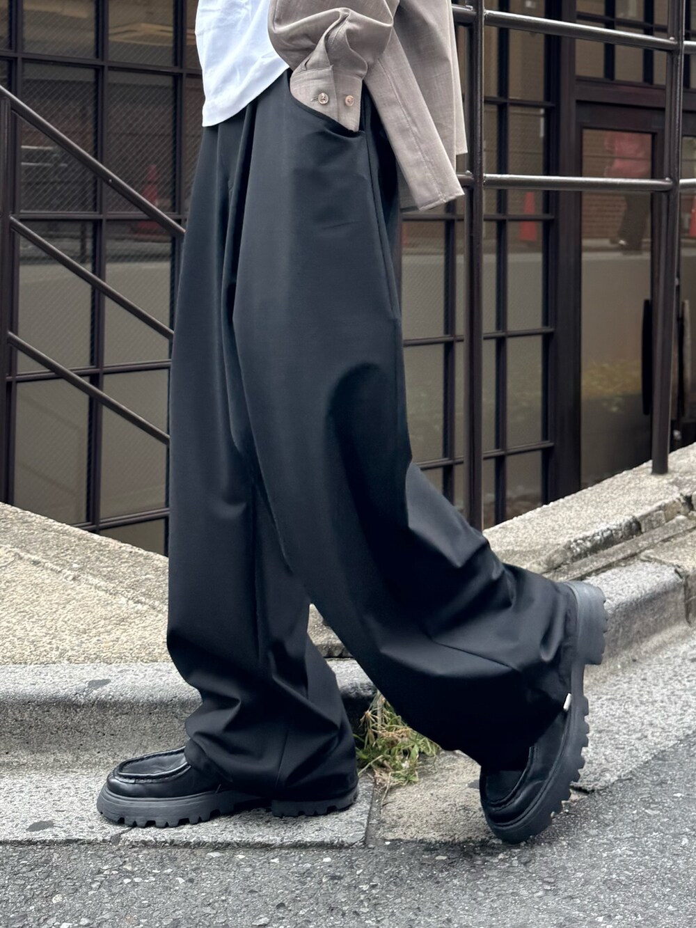 グレー系のシャツ/ブラウス、ブラック系のスラックスを着用したメンズの夏コーディネートの6枚目の写真