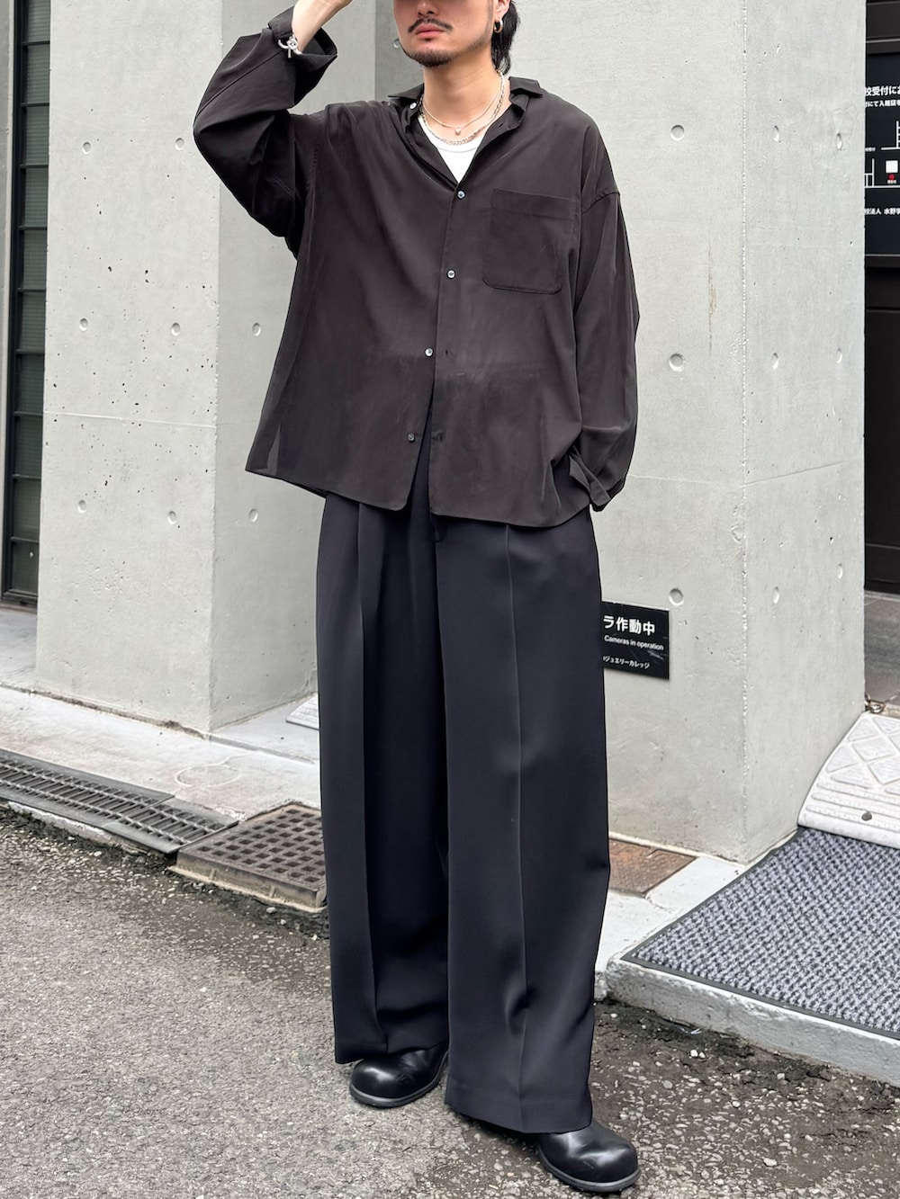 ブラック系のシャツ/ブラウス、ブラック系のスラックス、ブラック系のその他シューズを着用したメンズの春コーディネートの2枚目の写真
