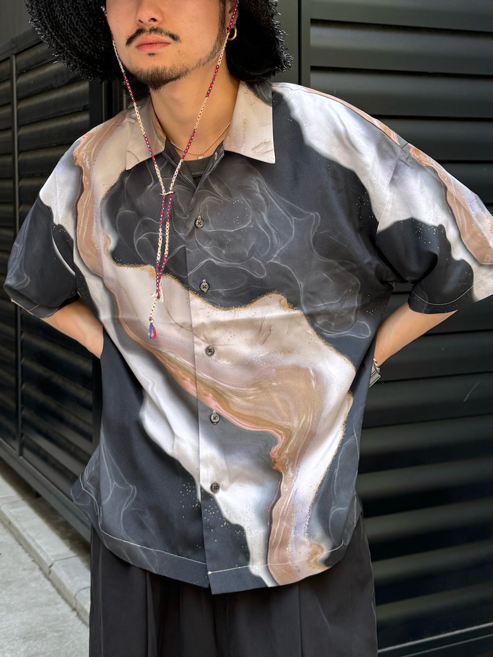 ブラック系のシャツ/ブラウス、ブラック系のスラックスを着用したメンズの夏コーディネートの3枚目の写真