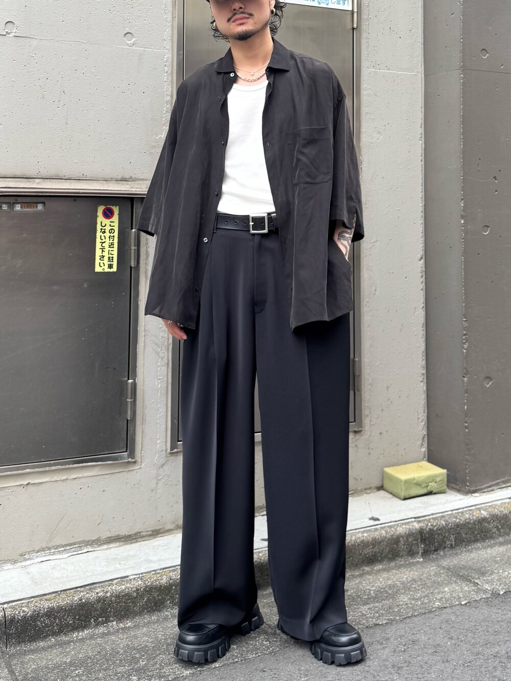 ブラック系のシャツ/ブラウス、ブラック系のスラックスを着用したメンズの夏コーディネートの2枚目の写真